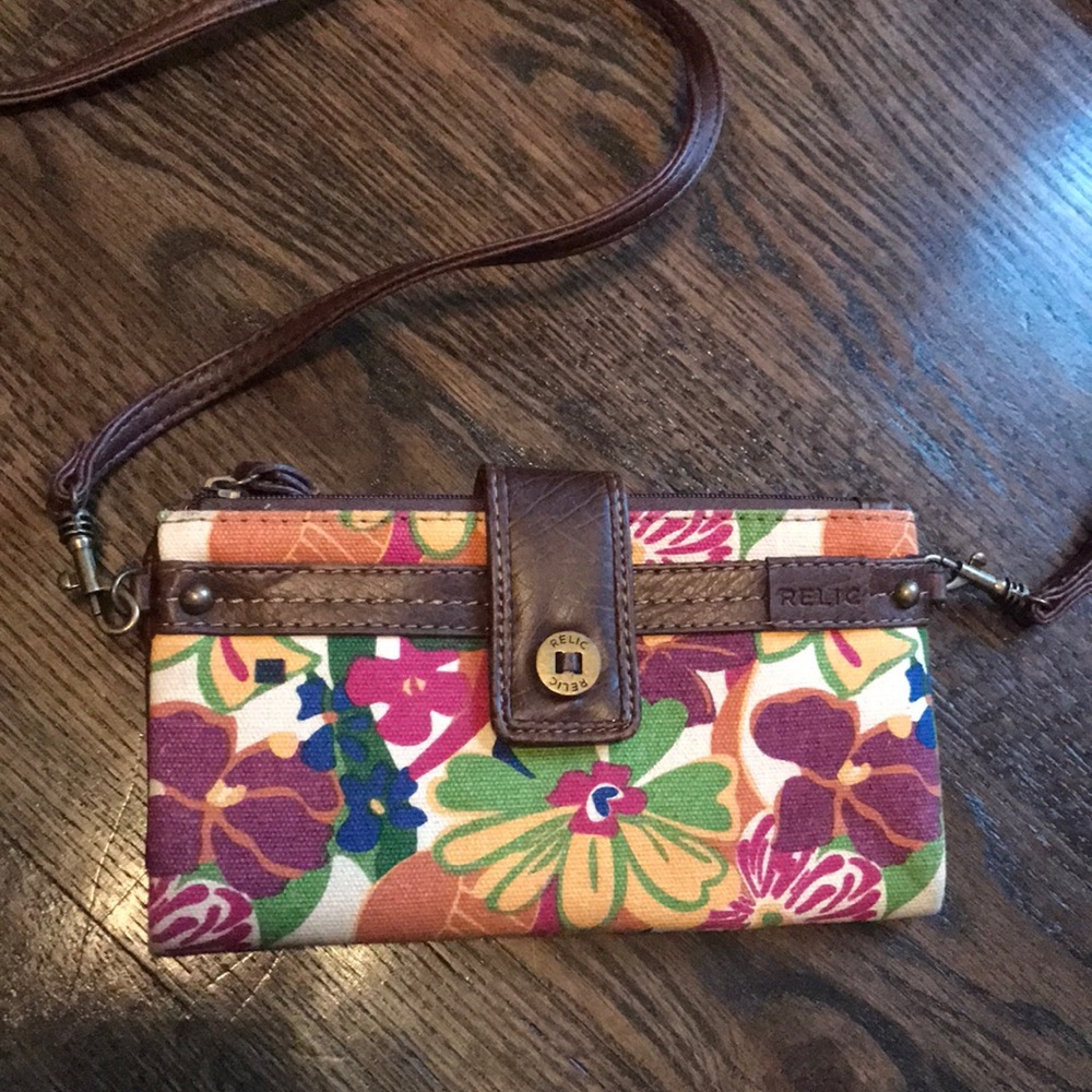Relic Retro Floral Wristlet ✨